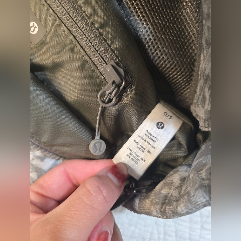Lululemon Quilted Crossbody 5L - Picture 12 of 16